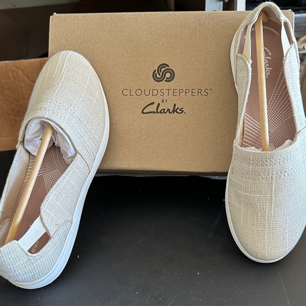 Clarks Women's Beige Cloudsteppers Loafers